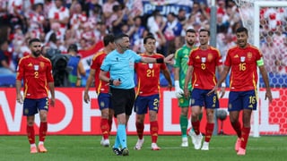 Michael Oliver será el árbitro del España - Bélgica: sus datos con 'La Roja'