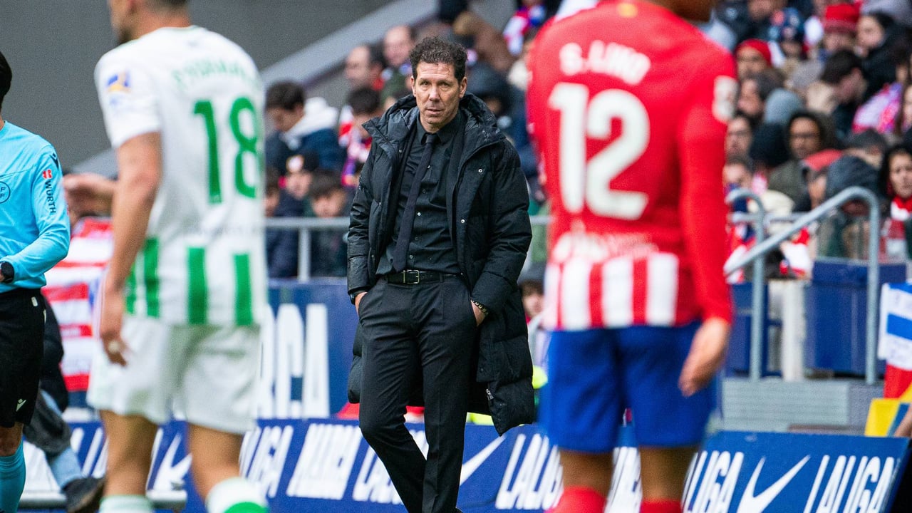 Simeone defiende sus cambios defensivos atacando: "Hay gente negativa... Por suerte, hay más positiva y optimista"