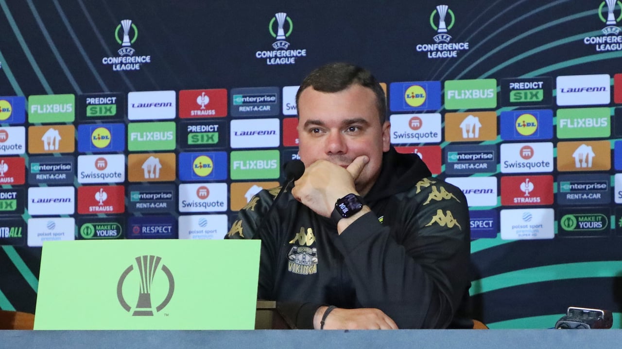 El técnico del Jagiellonia, con la mosca detrás de la oreja