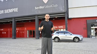 El octavo fichaje del Sevilla posa en el Sánchez-Pizjuán y se apunta para viajar a Bilbao: Giorgi Kochorashvili ya conoce Nervión 