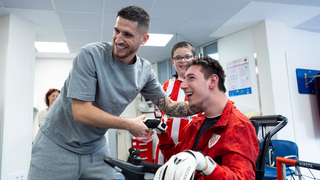 El lado más humano de los futbolistas del Athletic: "Fútbol Pasillo" con los niños del Hospital de Cruces