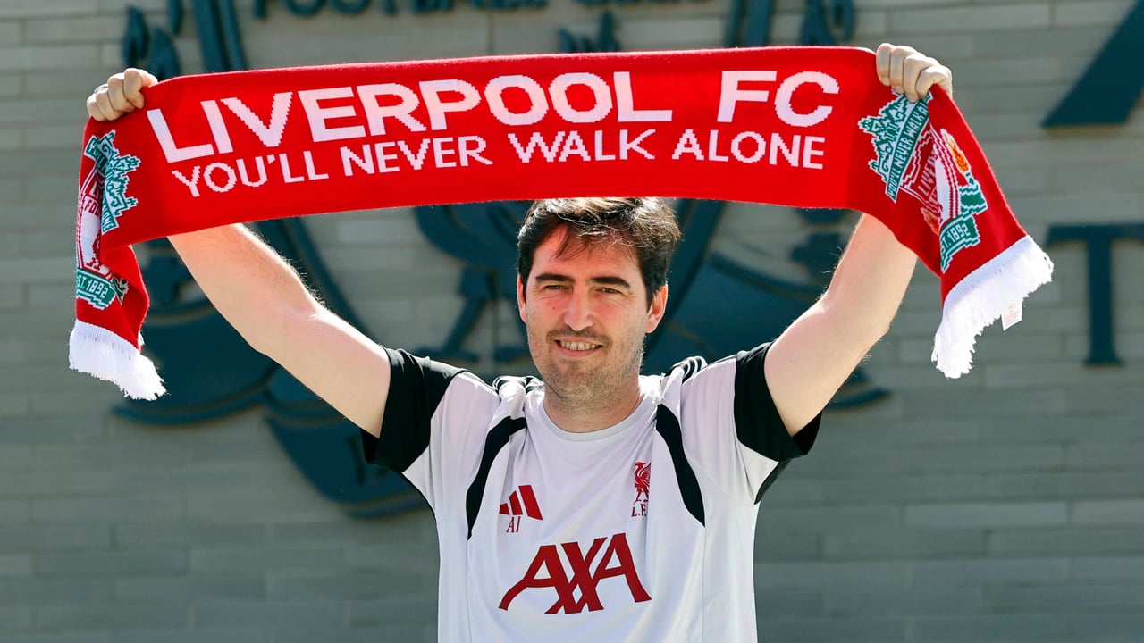 Andoni Iraola anuncia más fichajes en su presentación con el Liverpool