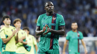 El Levante pone a Etta Eyong en el mercado: Valencia y la Premier League, interesados