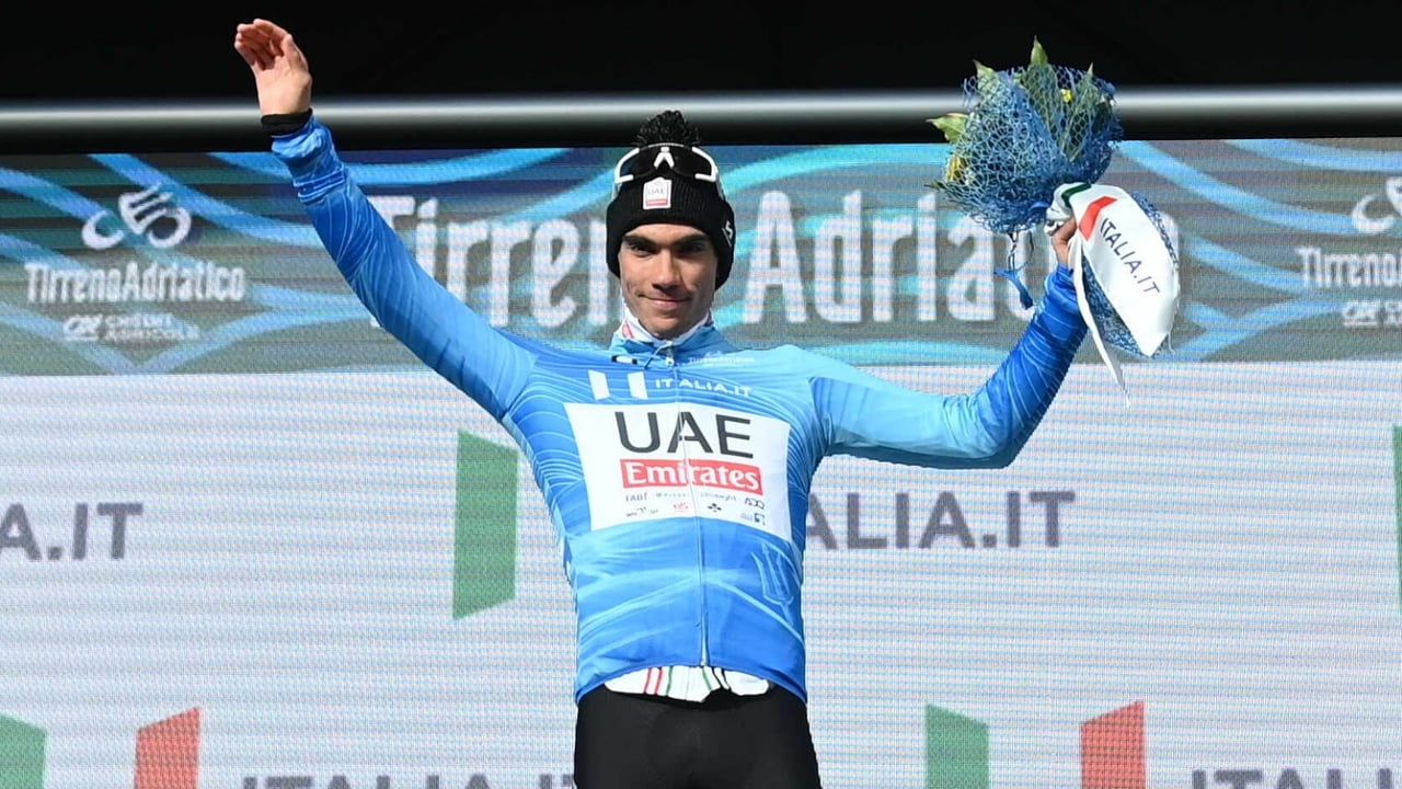 Juan Ayuso sigue al frente