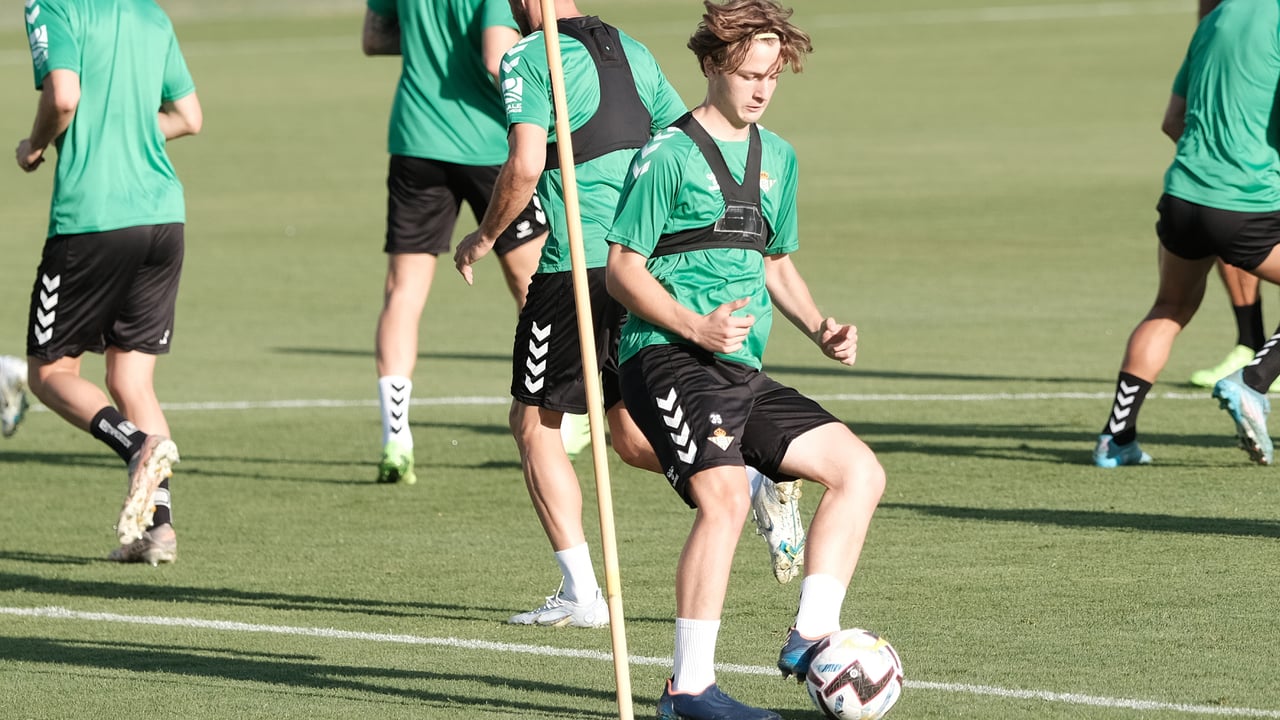 El reloj del Betis marca la hora de Félix Garreta