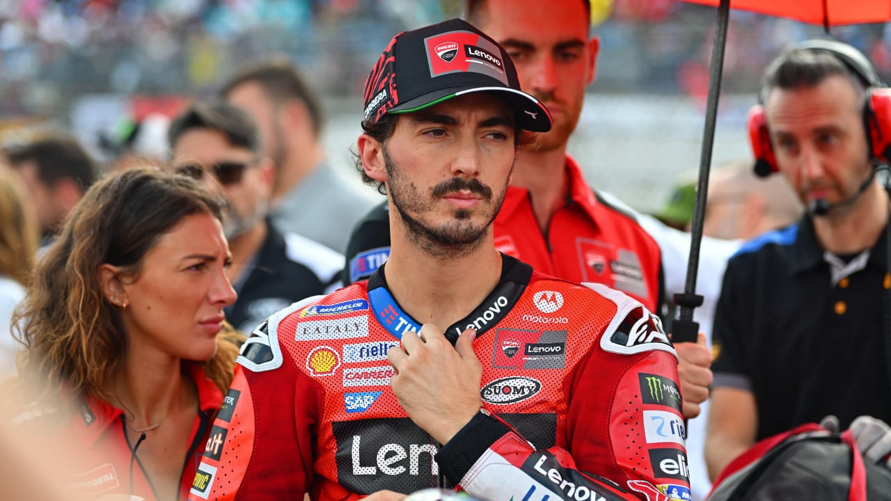 Bagnaia vuelve a caer y le echa la culpa a Ducati