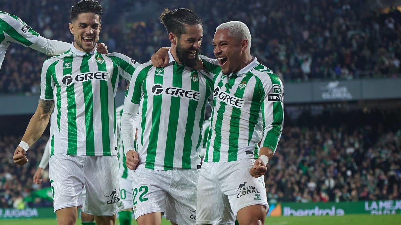 Denilson bendice a Vitor Roque