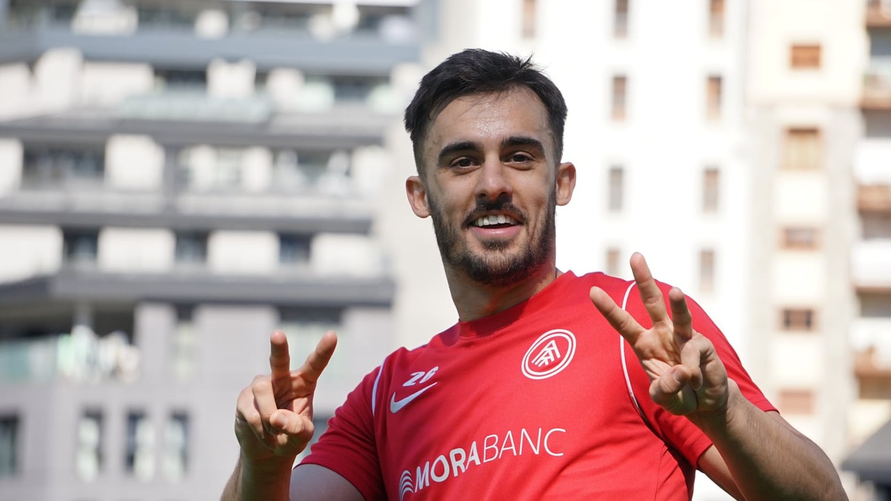 Surge una opción para reforzar la defensa del Oviedo a coste cero