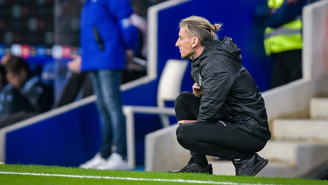 Beccacece la lía en el banquillo del Elche y su imagen ya es viral