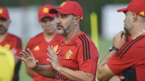 El Almería encarrila la llegada al banquillo de Vitor Pereira