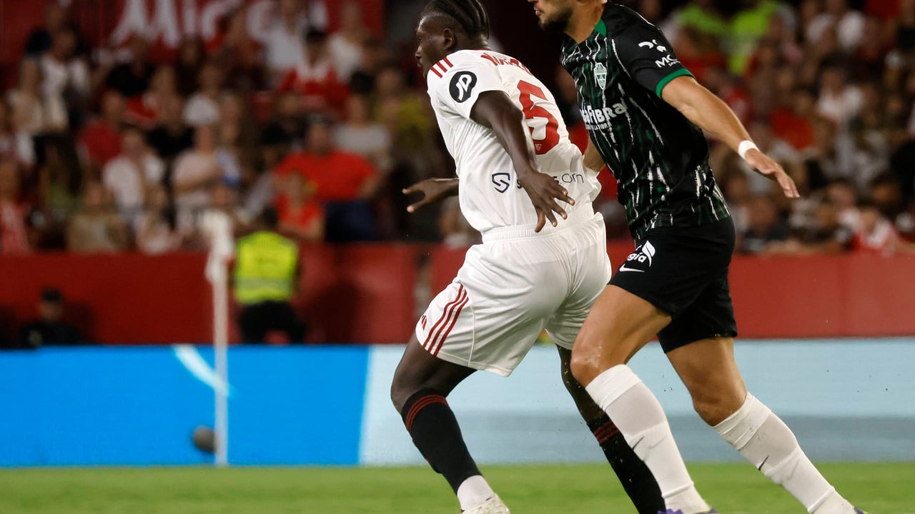 Los centrales del Sevilla no convencen