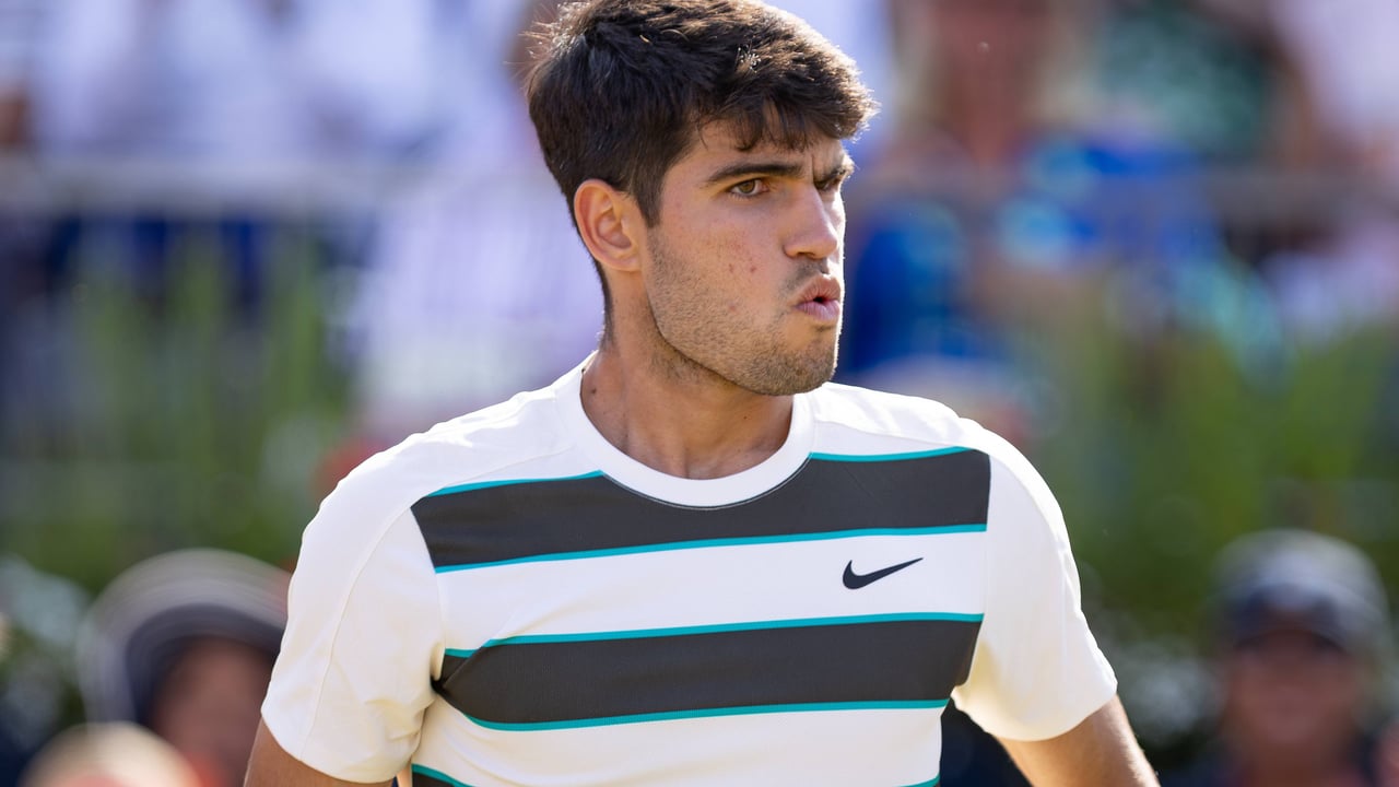 Duro golpe para Carlos Alcaraz en Queen's