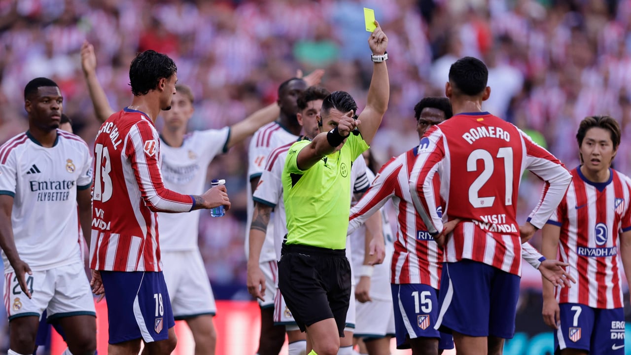 La polémica en el derbi entre Atlético y Real Madrid: tres expulsiones rojiblancas perdonadas y "ridículo estrepitoso del VAR"
