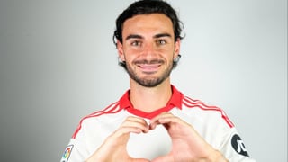 Juan Iglesias viaja y cumple su primer deseo como sevillista: "Ya estoy aquí con vosotros"