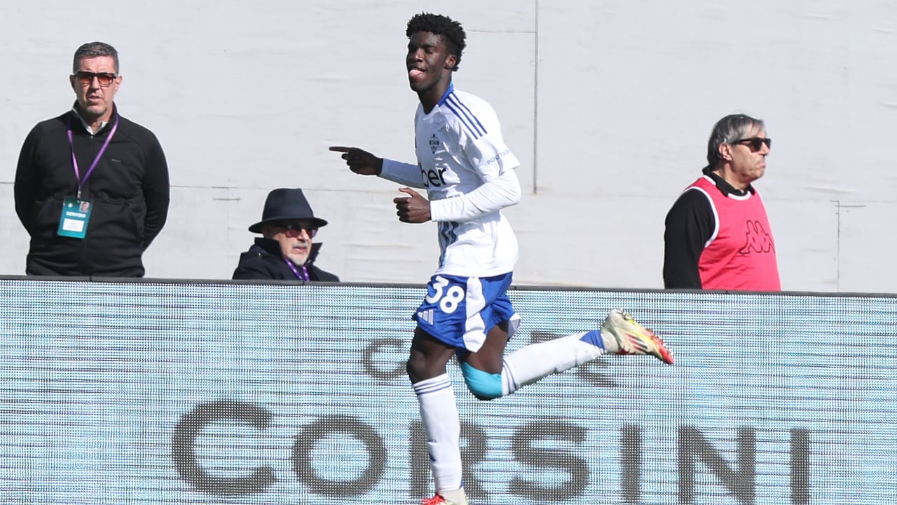 Se tiran de los pelos por Assane Diao