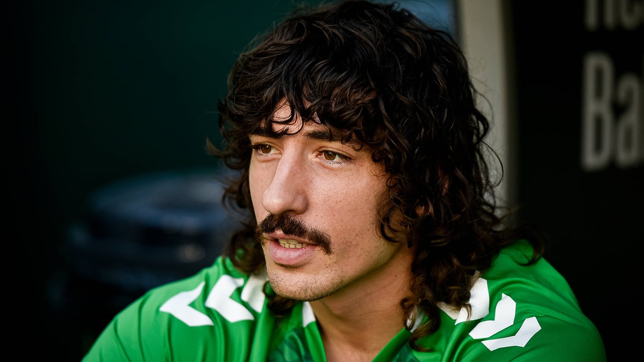 La Fiscalía abre una investigación contra un youtuber por ataques homófobos a Héctor Bellerín, lateral del Betis: "Hay un tío que se pinta las uñas"