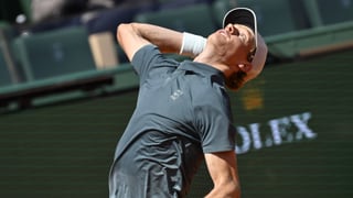 Sinner se lleva un susto en Montecarlo, pide asistencia médica y termina igualando a Sampras