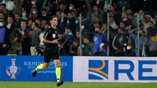 El árbitro del 'derbi del palo a Jordán' revela "presiones" de Betis y Sevilla
