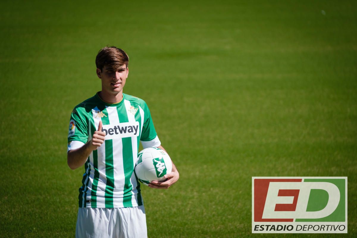 Las mejores imágenes de la presentación de Miranda, último fichaje del Betis