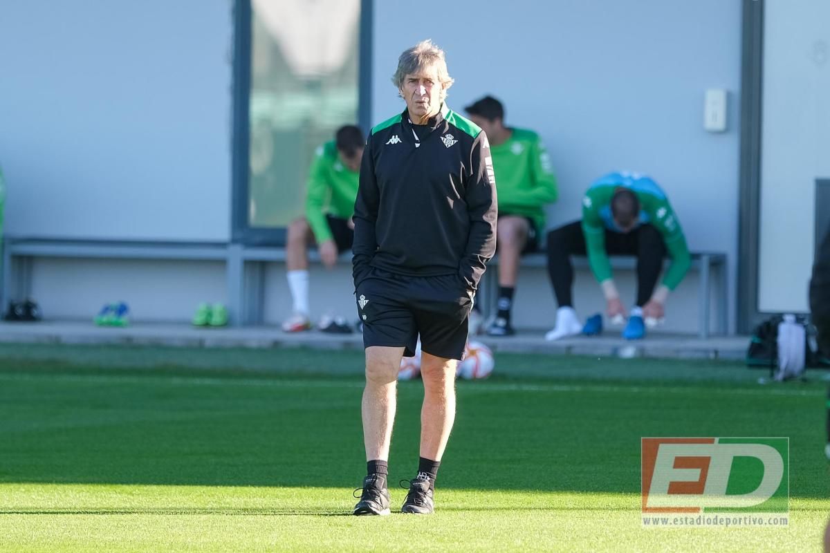 ¿Qué once dibuja Pellegrini para el derbi? Las imágenes del entrenamiento del Betis pueden dar pistas